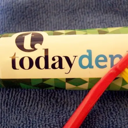 Weiße Lederturnschuhe mit Zahnpasta putzen