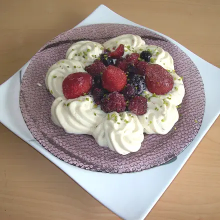 Schneller Mandelcreme-Pudding mit Waldfrüchten