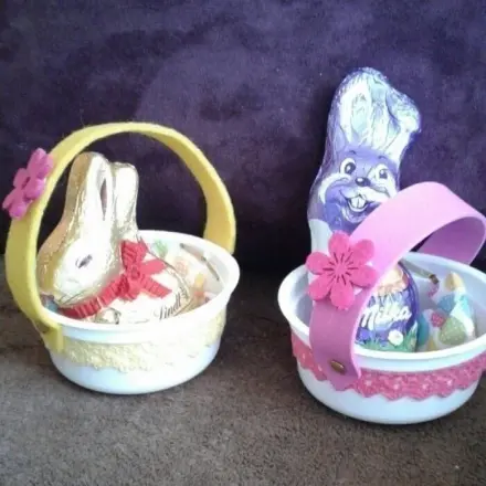Hübsche Osterkörbchen aus Joghurtbechern