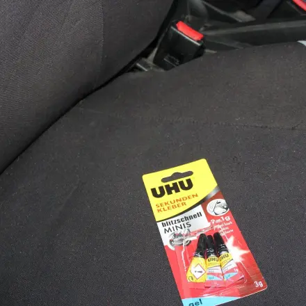 Sekundenkleber mit Heißluftpistole von Autositzen entfernen