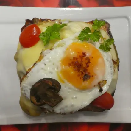 Überbackener Leberkäsetoast mit Champignons und Spiegelei