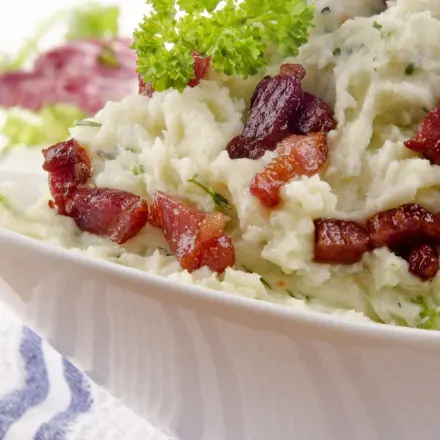 Stampfkartoffel mit Speckwürfel dazu Buttermilch