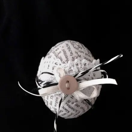 Ausgeblasene Eier im Zeitungslook
