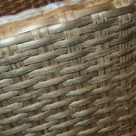 Rattanmöbel mit Seifenlauge abbürsten