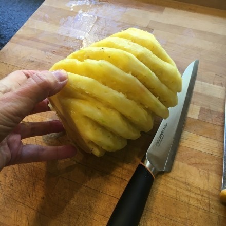 Ananas attraktiv schneiden