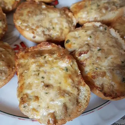 Überbacke Brötchen mit Rinderhack und Emmentaler