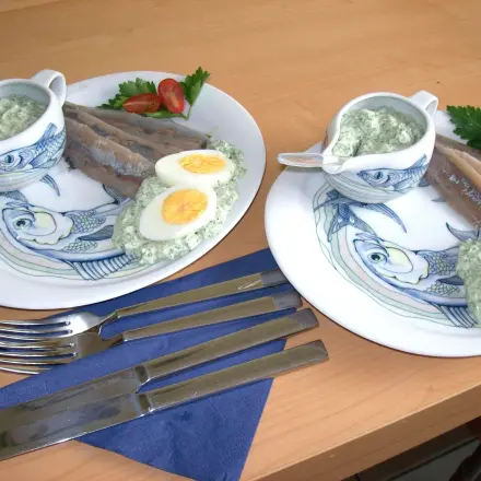 Grie Soß (Grüne Soße) mit Eiern und frischen Matjes