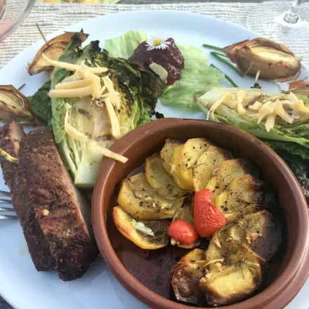 Indirekt grillen: Wildschweinkeule mit Kartoffelpfännchen