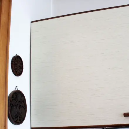 Oben auf dem Küchenschrank / Fett und Nikotin entfernen