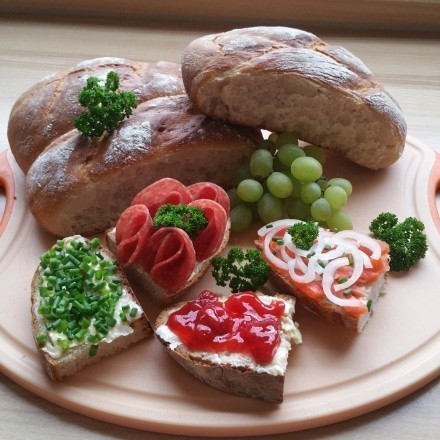 Knusprige Vierlinge: Brot mit Kruste aus dem Römertopf