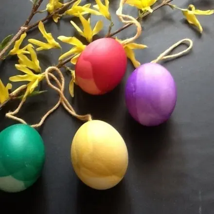 Deko-Ostereier mit Färbetabletten färben