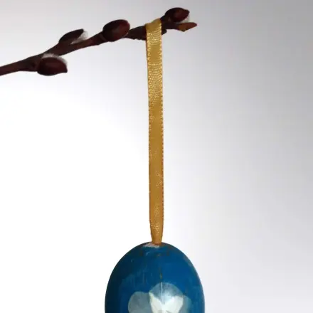 Ostereier dekorativ am Band aufhängen