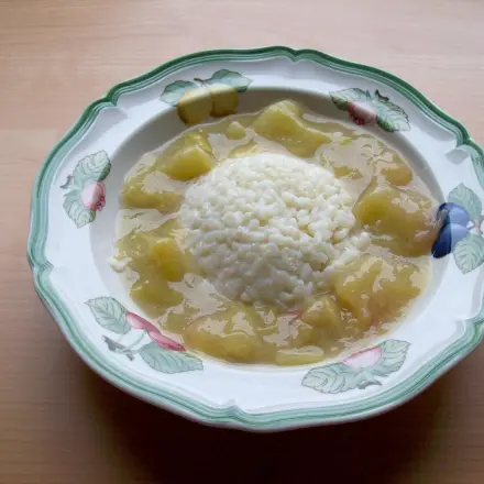 Rhabarber-Kaltschale mit Vanillereis