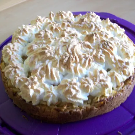 Apfeltorte mit Marzipan und Baiserhaube