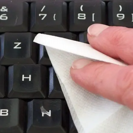 PC Tastatur mit feuchten Allzwecktüchern reinigen