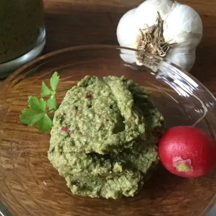 Pesto aus Radieschen mit eigenem Grün