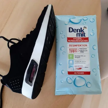 Weiße Flächen an Sneakers leicht reinigen