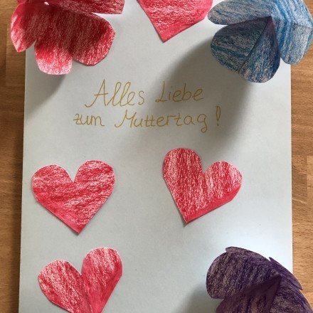 DIY Karte zum Muttertag mit Papierblumen und Herzen