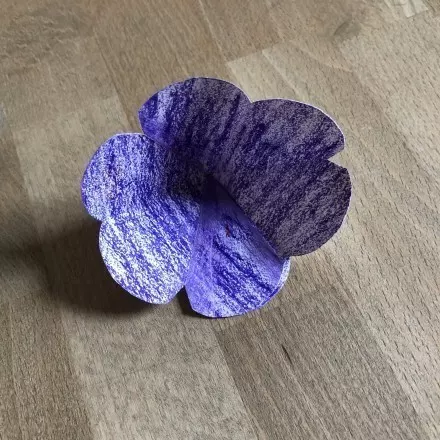 Eine Art „3D-Blume“ ist entstanden, die jetzt noch sechs Blütenblätter besitzt.