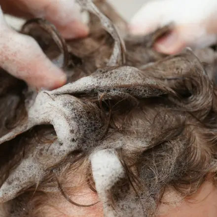 Haarsprayreste aus den Haaren entfernen