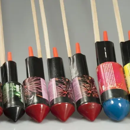 Silvesterraketen: Praktische Stäbe zum Blumen anbinden