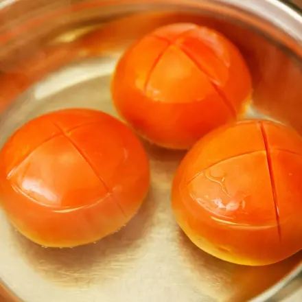 Tomaten mithilfe der Heißluftfritteuse enthäuten