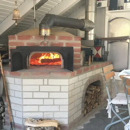 Pizza aus dem Lehmbackofen