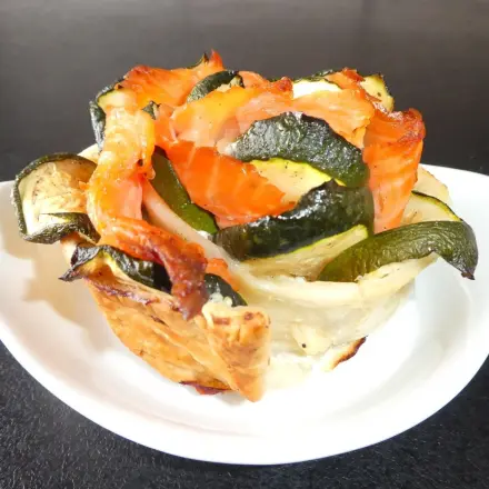 Blätterteig-Blumen mit Lachs-Zucchini- oder Salami-Käse-Füllung