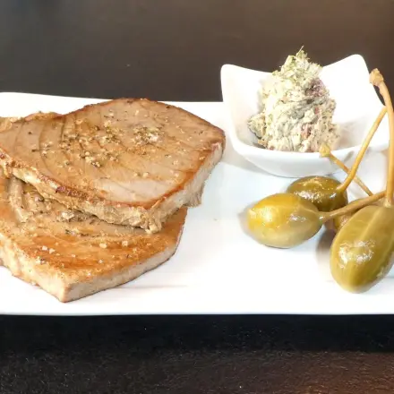 Thunfischsteak mit würziger Sardellenbutter und Kapernbeeren