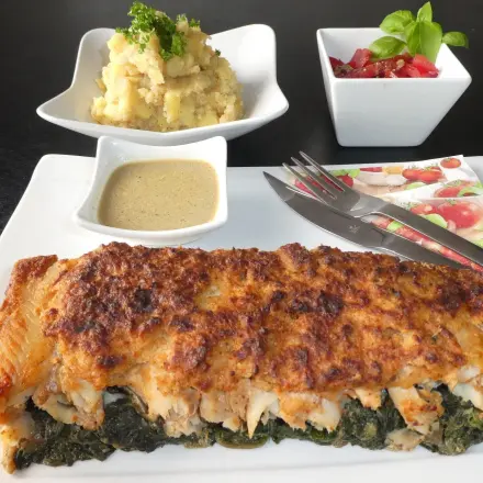 Überbackener Fisch mit Leinsamen-Parmesankruste auf Blattspinat