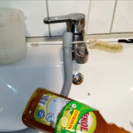 Waschmaschine stinkt weil Abflussschlauch verdreckt