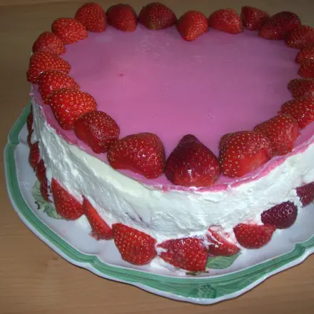 Erdbeer-Herztorte mit Sahne-Frischkäse-Creme und Vanille Glaze