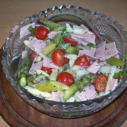 Salat von grünem und weißem Spargel