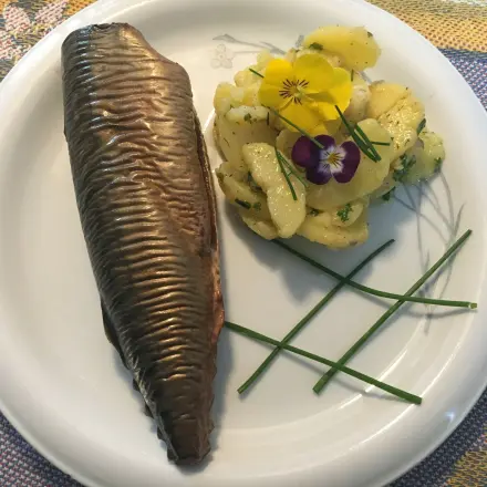 Geräucherte Makrele mit Kartoffelsalat in Honig-Vinaigrette