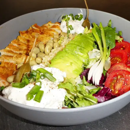 Eiweißreicher Abendbrotsalat mit Hähnchenbrust