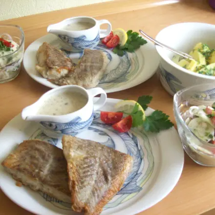 Gebratener Seelachs mit Kapern-Zwiebel-Bechamel-Soße