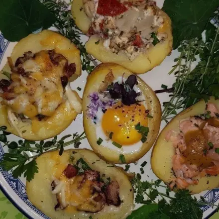 Verschieden gefüllte Ofenkartoffeln