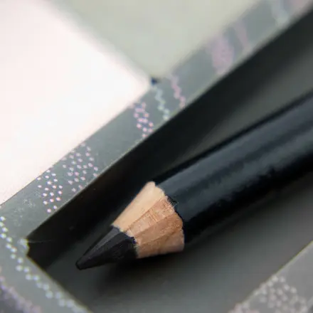 Kajalstifte anspitzen mit Nagelknipser