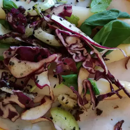 Gefülltes Omelette mit Spargel, Rotkraut und geräuchertem Putenbrustschinken