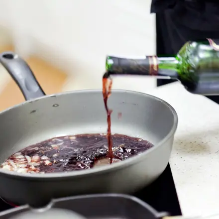 Wein in Soßen geben für guten Geschmack