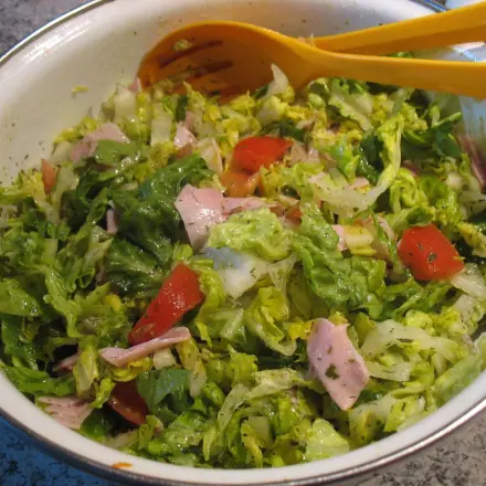Ein sommerlich-leichter Gemüse-Schinken-Salat
