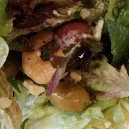 Pflücksalat mit Garnelen, Oliven und Hüttenkäse-Dressing