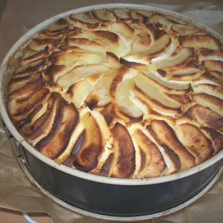 Käsekuchen mit Rum-Apfelschnitzen
