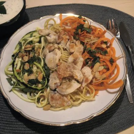 Bunter Spaghetti-Teller mit sahniger Kräuter-Senf-Sauce