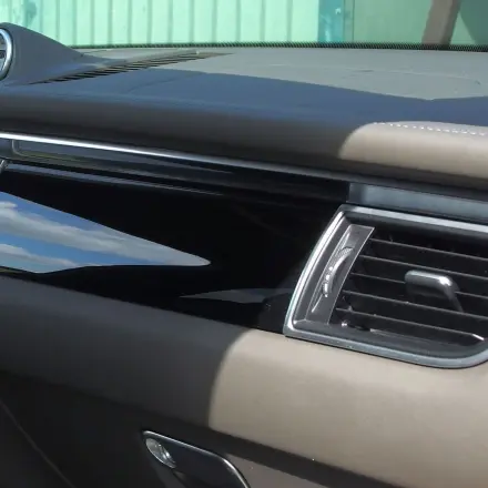 Auto-Armaturen mit Baby-Feucht-Tüchern reinigen