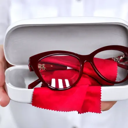 Brillengestell aus Kunststoff pflegen