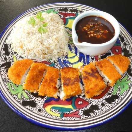 Bratfisch mit Reis an einer unwiderstehlichen, scharfen Knoblauchsoße