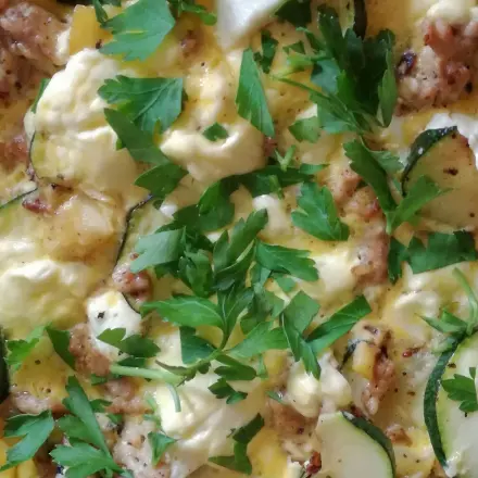 Frittata mit Hühnerhackfleisch, Schafkäse und Zucchini