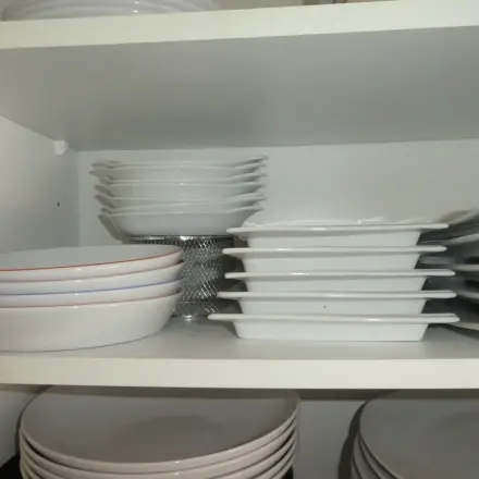 Geschirr im Küchenschrank platzsparend unterbringen