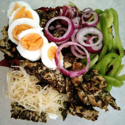 Paprika-Radicchio-Salat mit Putenstreifen, Sellerie und Ei